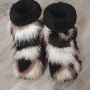 Faux Fur 😺 Cat Feet Boots in Black and Brown😍🩷